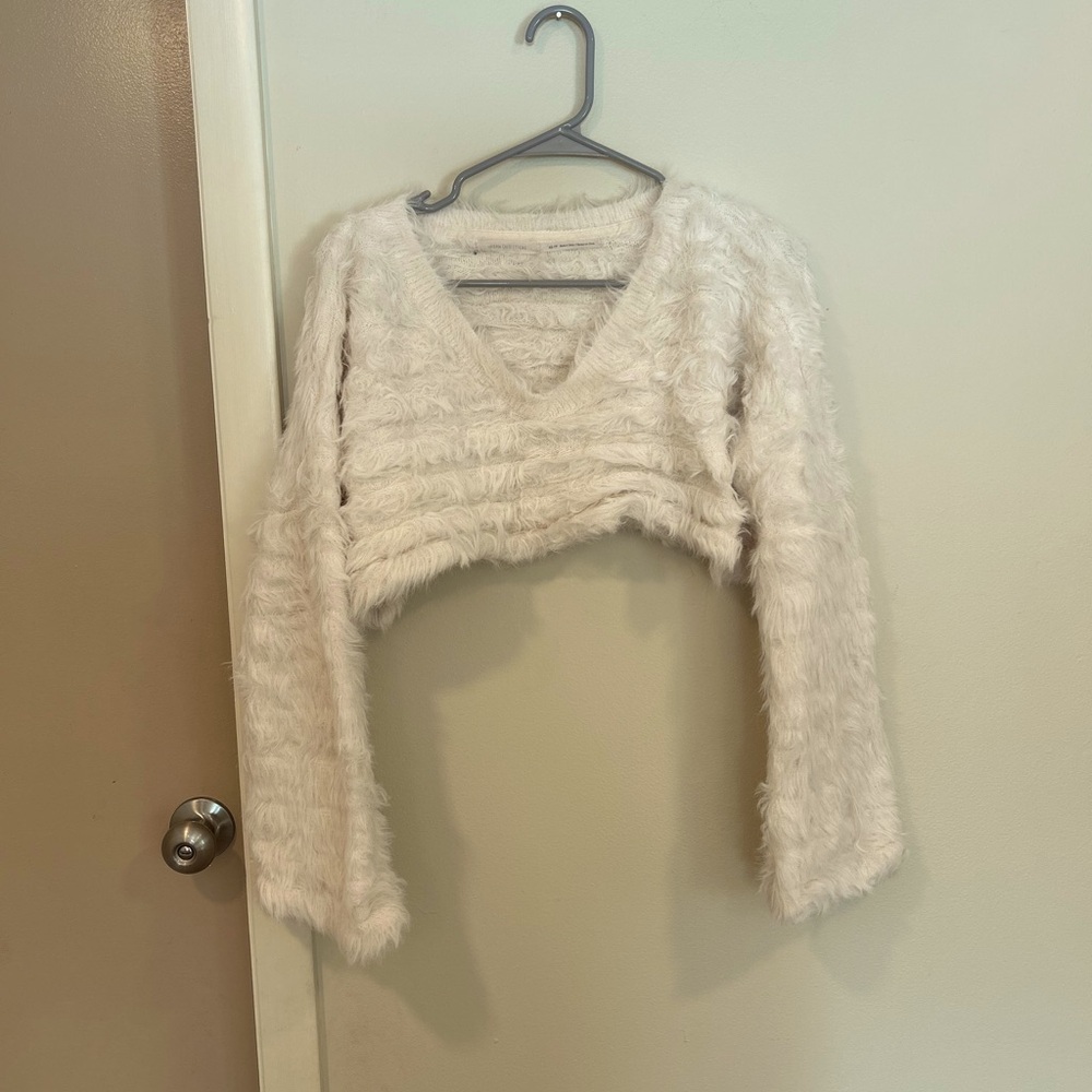 Chic Fuzzy White Cropped Sweater